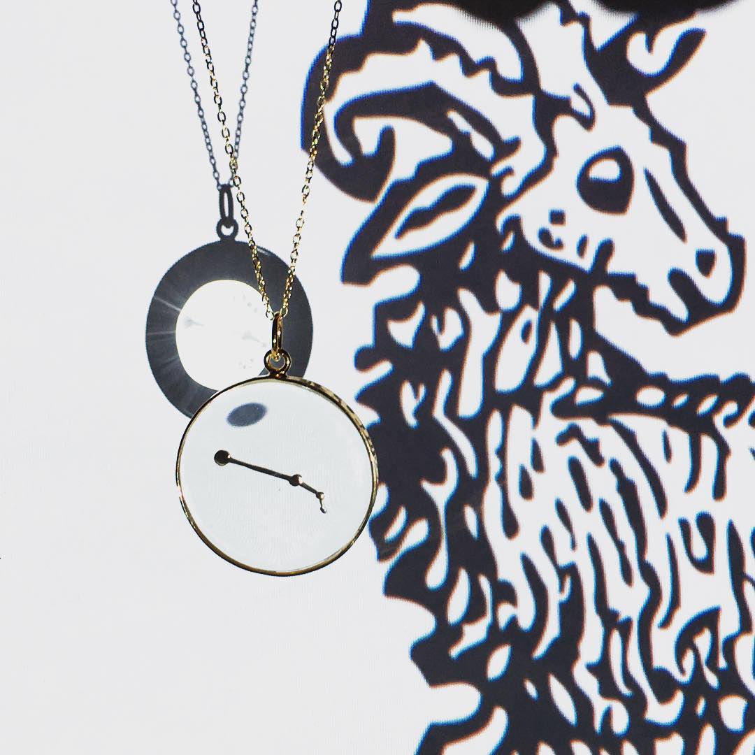 Collar medallón aries en oro y cristal.