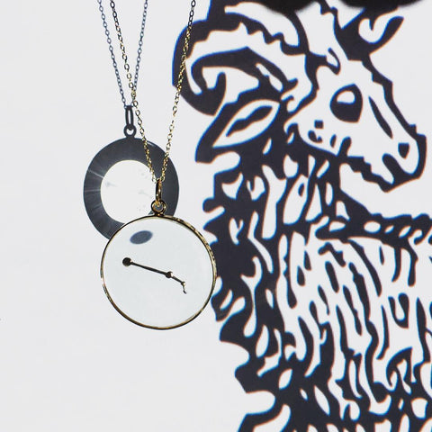 Collar medallón aries en oro y cristal.