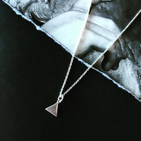 Collar Triangulus en plata.