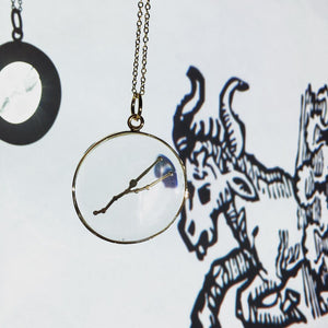 Collar medallón tauro en oro y cristal.