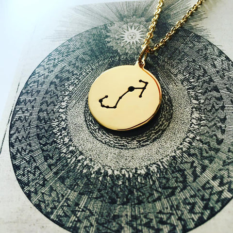 Collar medalla escorpio en oro.