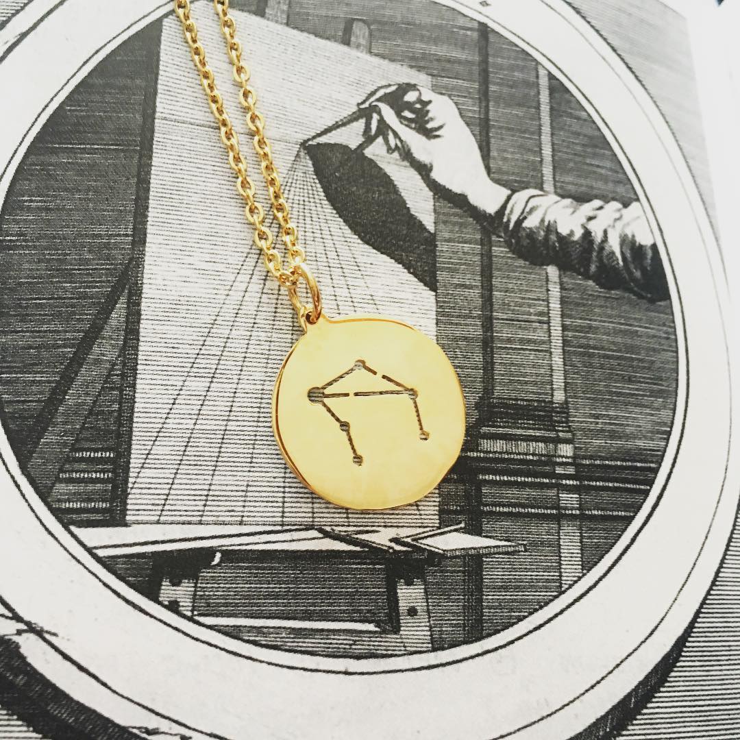 Collar medalla libra en oro.