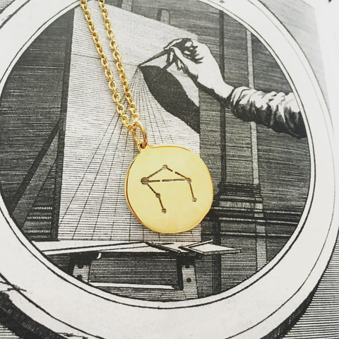 Collar medalla libra en oro.