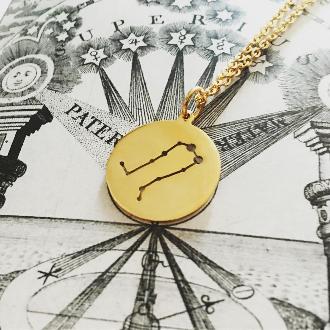 Collar medalla géminis en oro.
