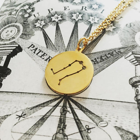 Collar medalla géminis en oro.