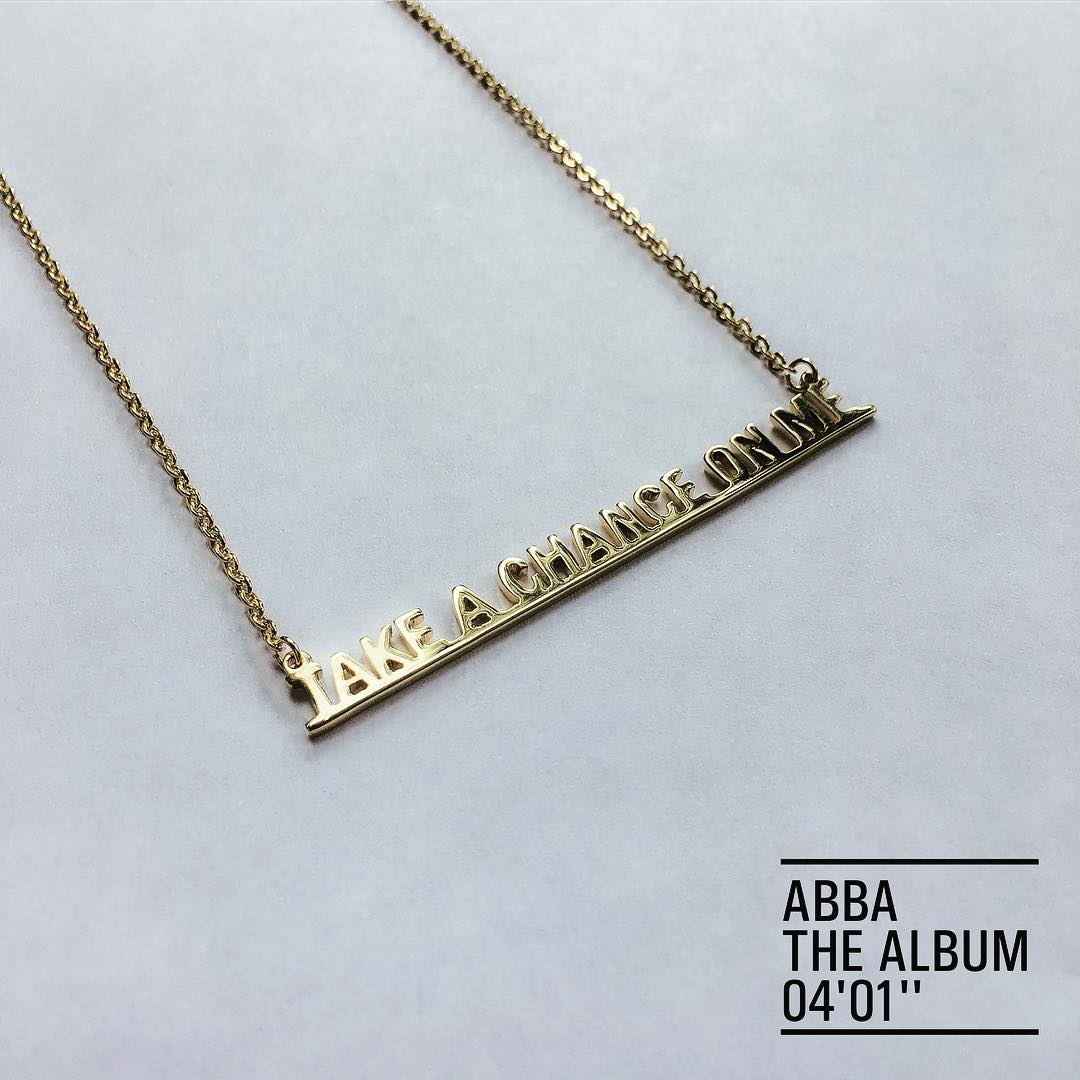 Collar Take a chance on me en oro.