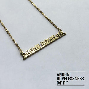 Collar Drone Bomb Me en oro.