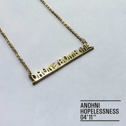 Collar Drone Bomb Me en oro.