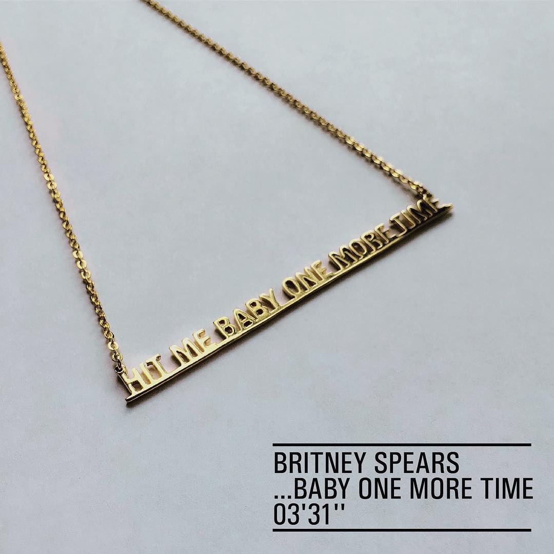 Collar Baby One More Time en oro.