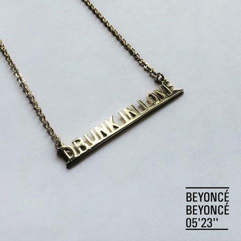 Collar Drunk In Love en oro.
