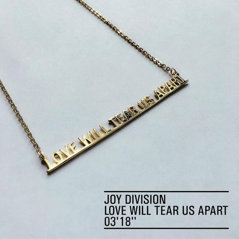 Collar Love Will Tear Us Apart en oro.