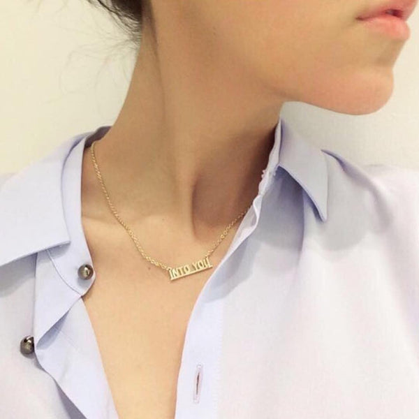 Collar Into You en oro.