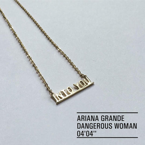 Collar Into You en oro.
