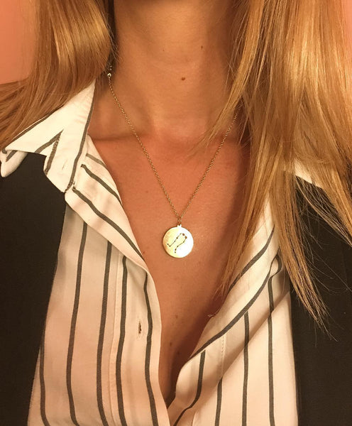 Collar medalla géminis en oro.