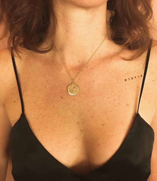 Collar medalla escorpio en oro.