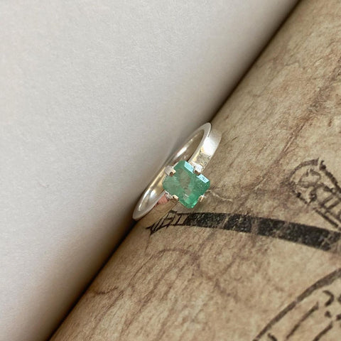 Anillo en plata y Esmeralda.