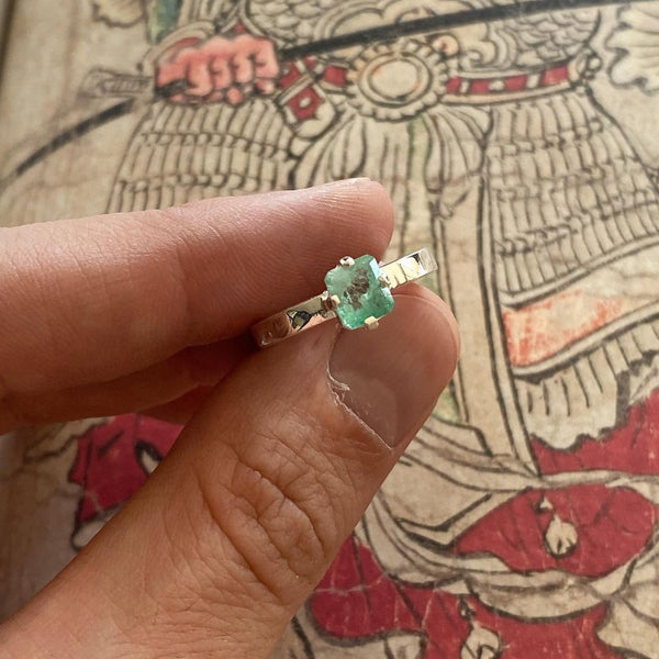 Anillo en plata y Esmeralda.