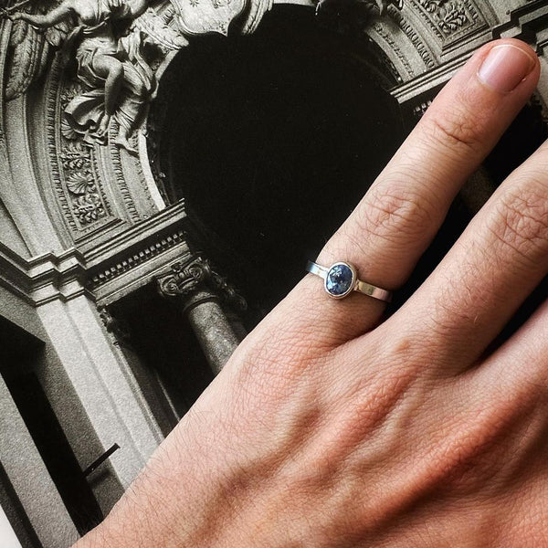 Anillo en Oro Blanco y Zafiro.