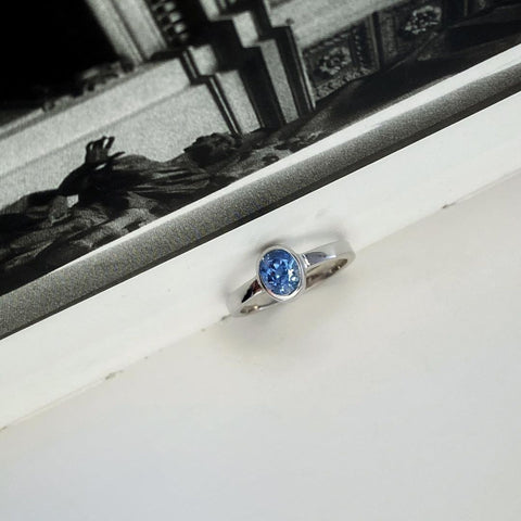 Anillo en Oro Blanco y Zafiro.