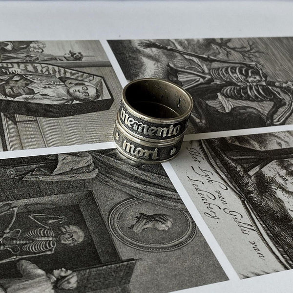 Anillo Memento Mori en plata.