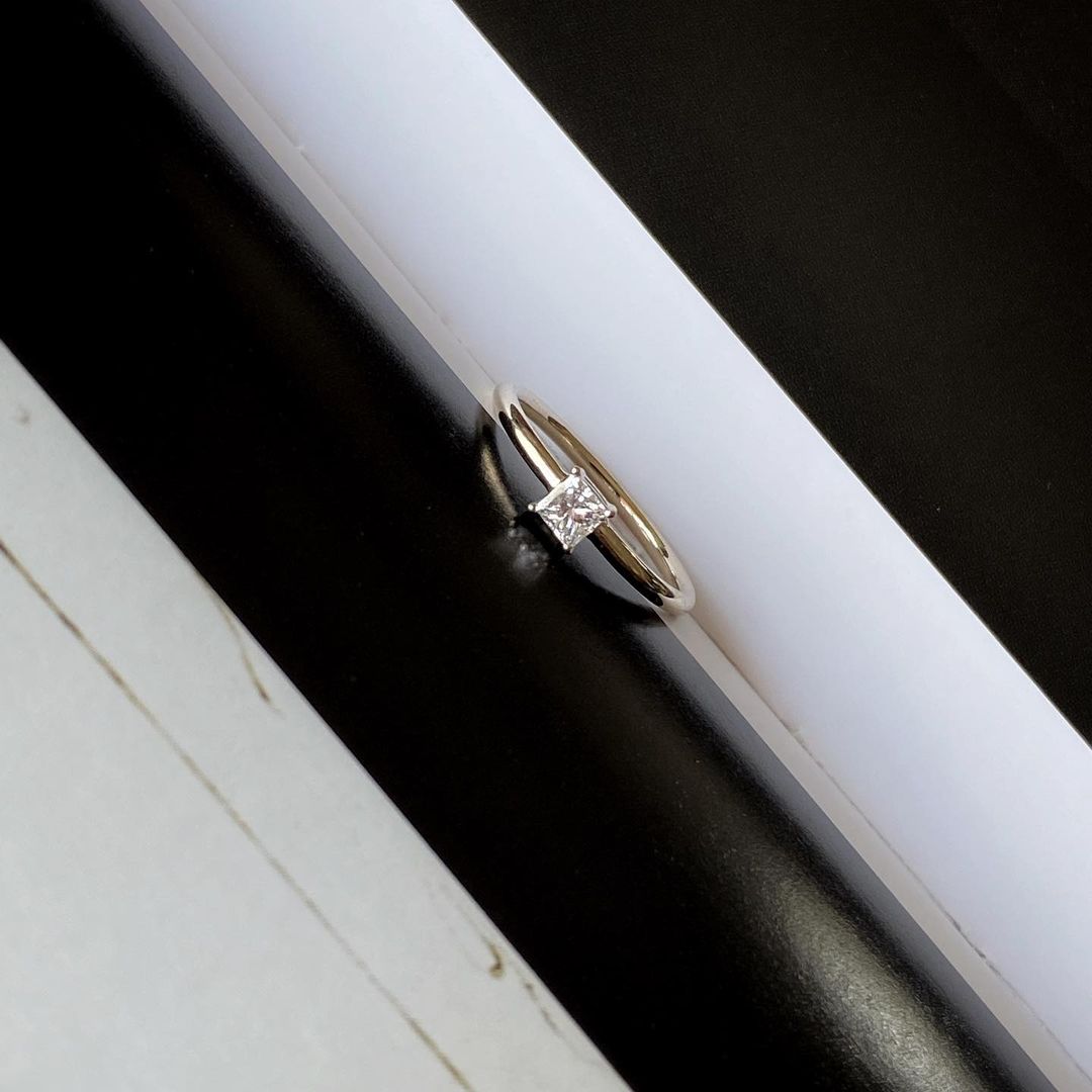 Anillo en Oro Blanco de 14K y Diamante.