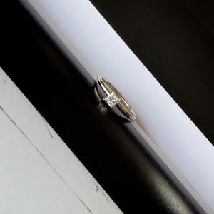 Anillo en Oro Blanco de 14K y Diamante.