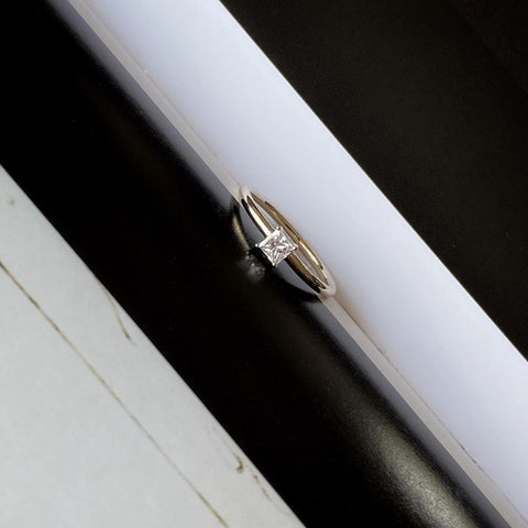 Anillo en Oro Blanco de 14K y Diamante.