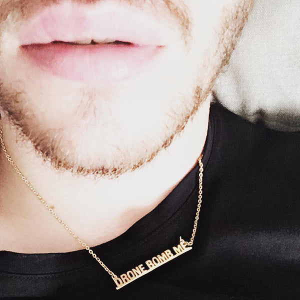 Collar Drone Bomb Me en oro.