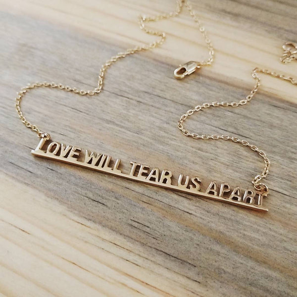 Collar Love Will Tear Us Apart en oro.
